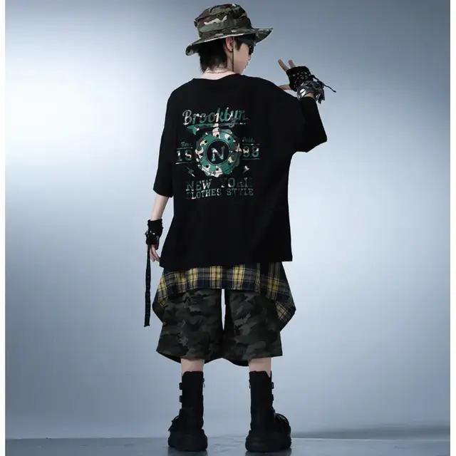 オーバーサイズTシャツのストリートコーデ