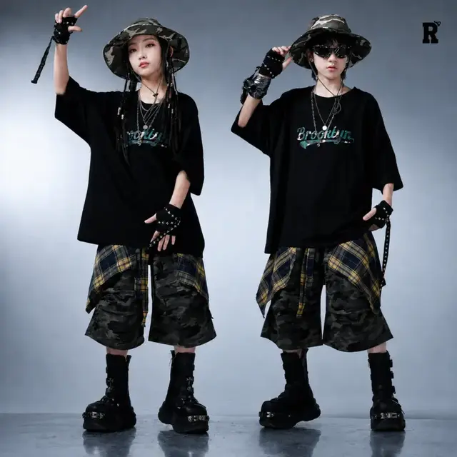 ブラックTシャツと迷彩ハーフパンツのセットアップ